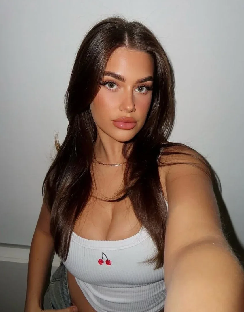 Joyce photo 5 in Dubai: 23 years old, european, slim, brown hair, 170 cm, 56 kg, C bust