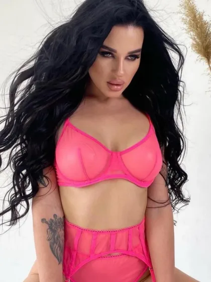 Shania photo 1 in Sharjah: 28 years old, european, slim, black hair, 167 cm, 50 kg, C bust