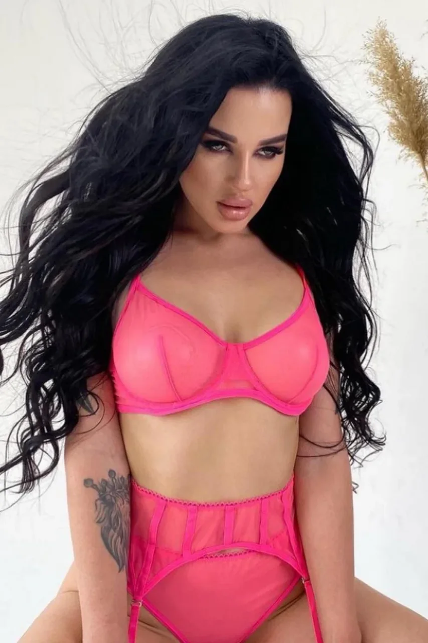 Shania photo 1 in Sharjah: 28 years old, european, slim, black hair, 167 cm, 50 kg, C bust