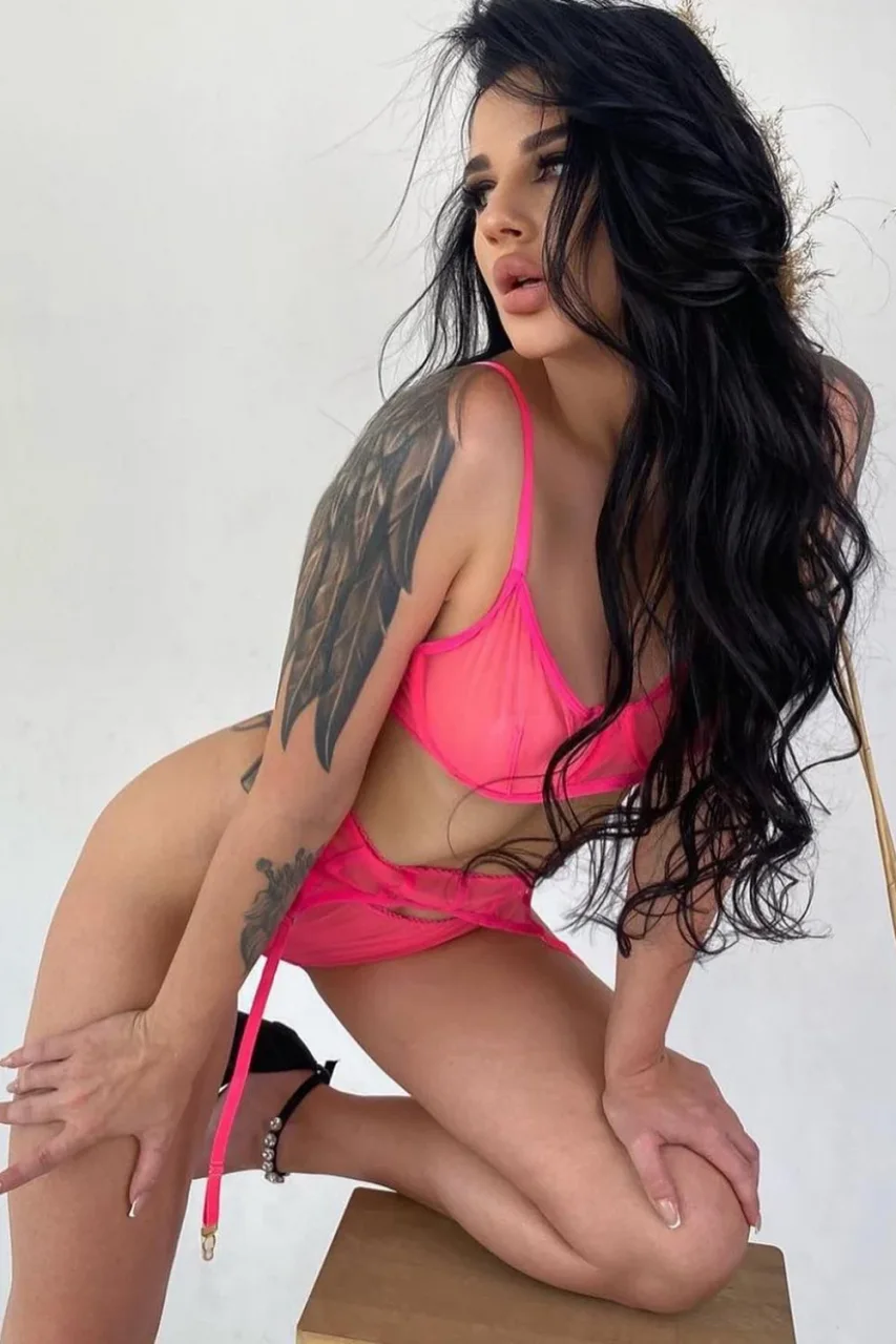 Shania photo 3 in Sharjah: 28 years old, european, slim, black hair, 167 cm, 50 kg, C bust