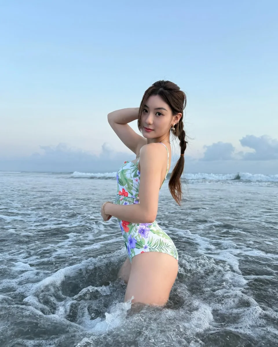 Rae photo 2 in Dubai: 24 years old, slim, black hair, 167 cm, 49 kg, C bust