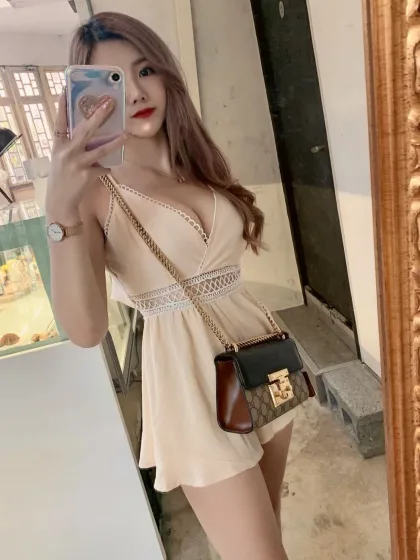 Muriel photo 2 in Sharjah: 24 years old, asian, slim, black hair, 168 cm, 54 kg, C bust