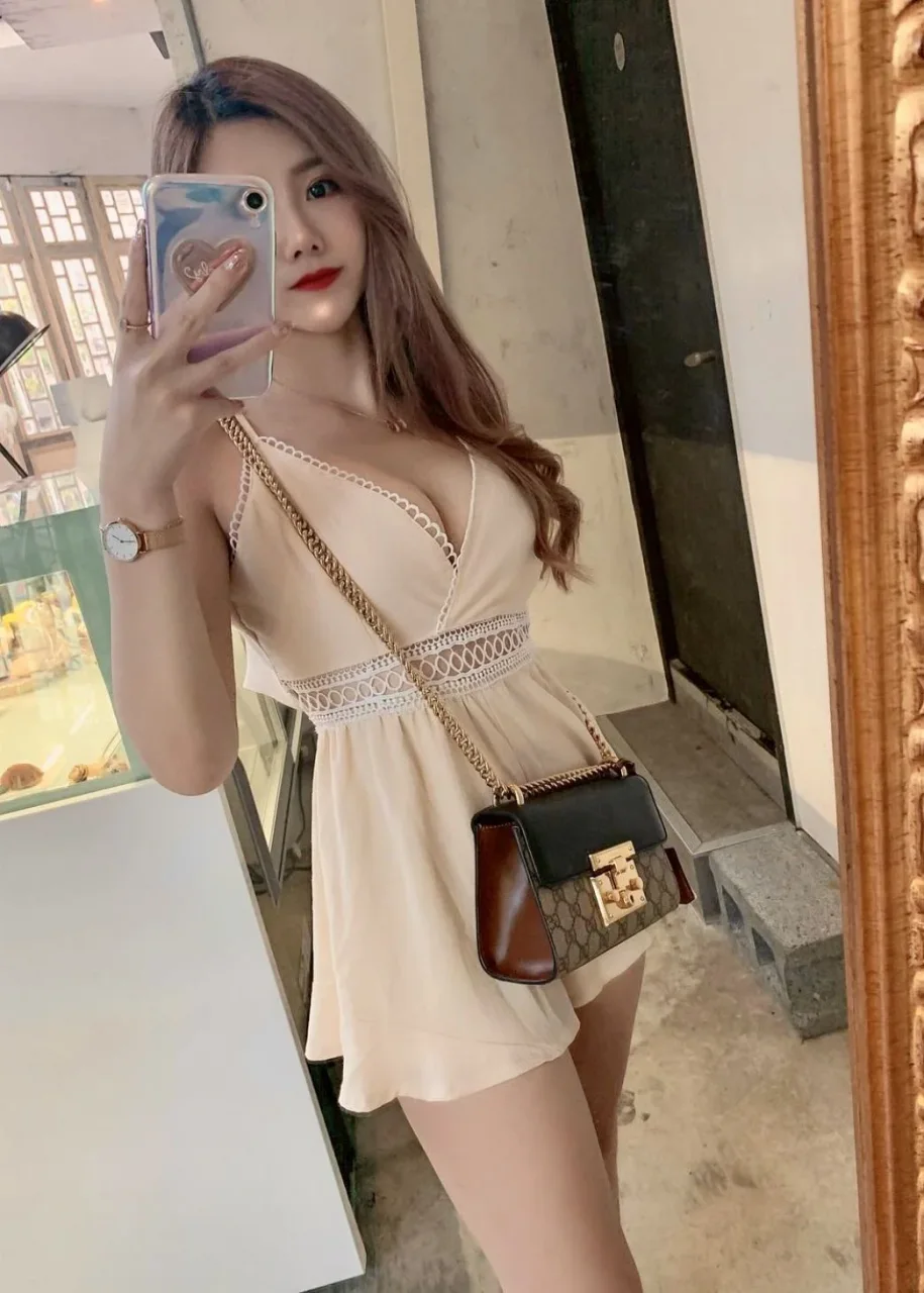 Muriel photo 2 in Sharjah: 24 years old, asian, slim, black hair, 168 cm, 54 kg, C bust