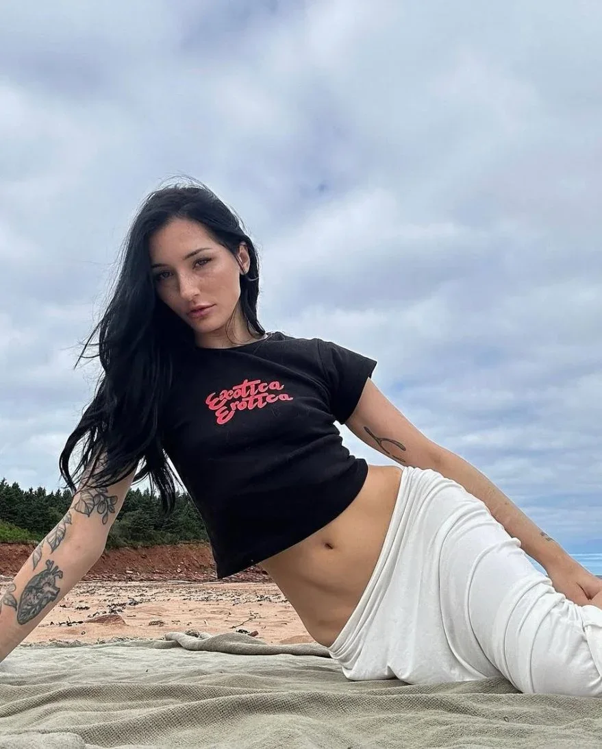 Julia photo 4 in Dubai: 21 years old, european, slim, black hair, 169 cm, 52 kg, B bust