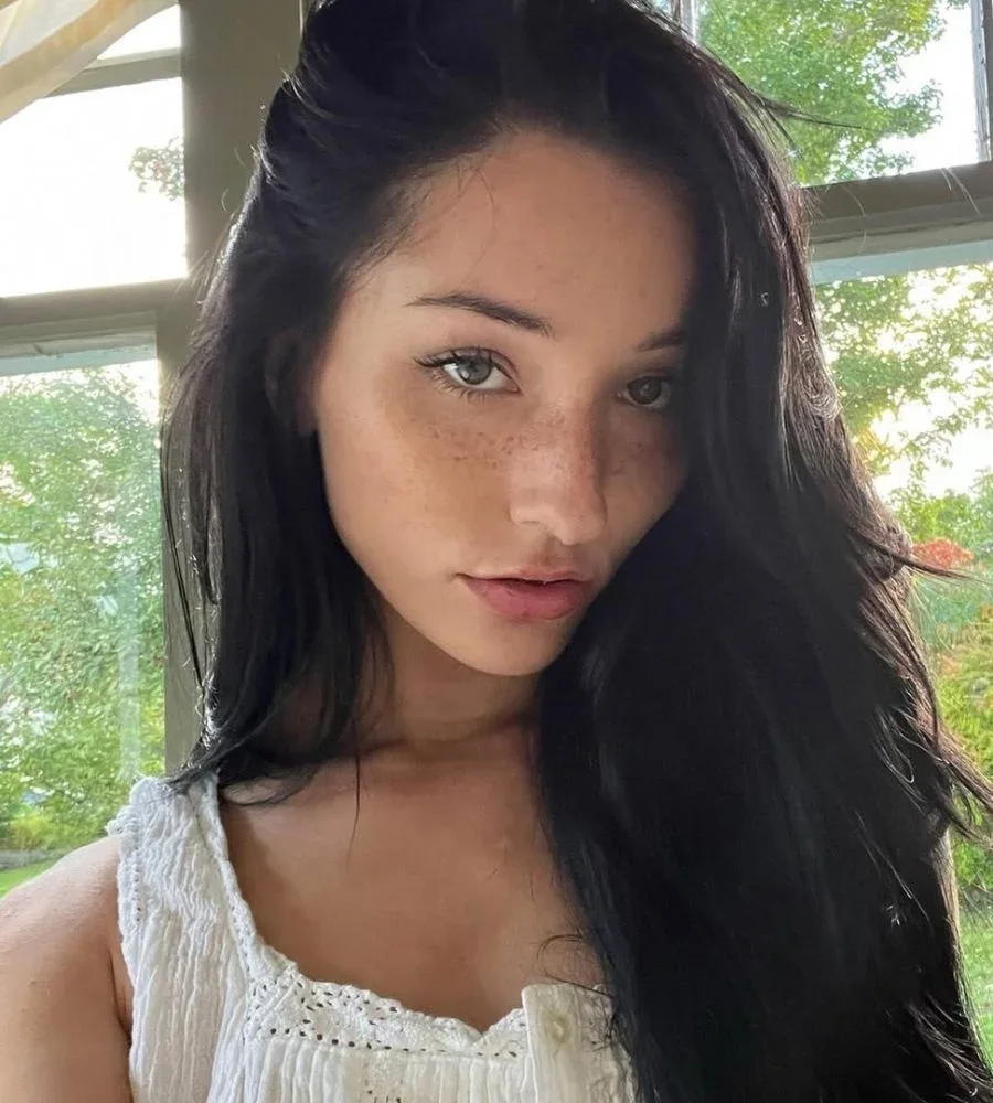 Julia photo 5 in Dubai: 21 years old, european, slim, black hair, 169 cm, 52 kg, B bust