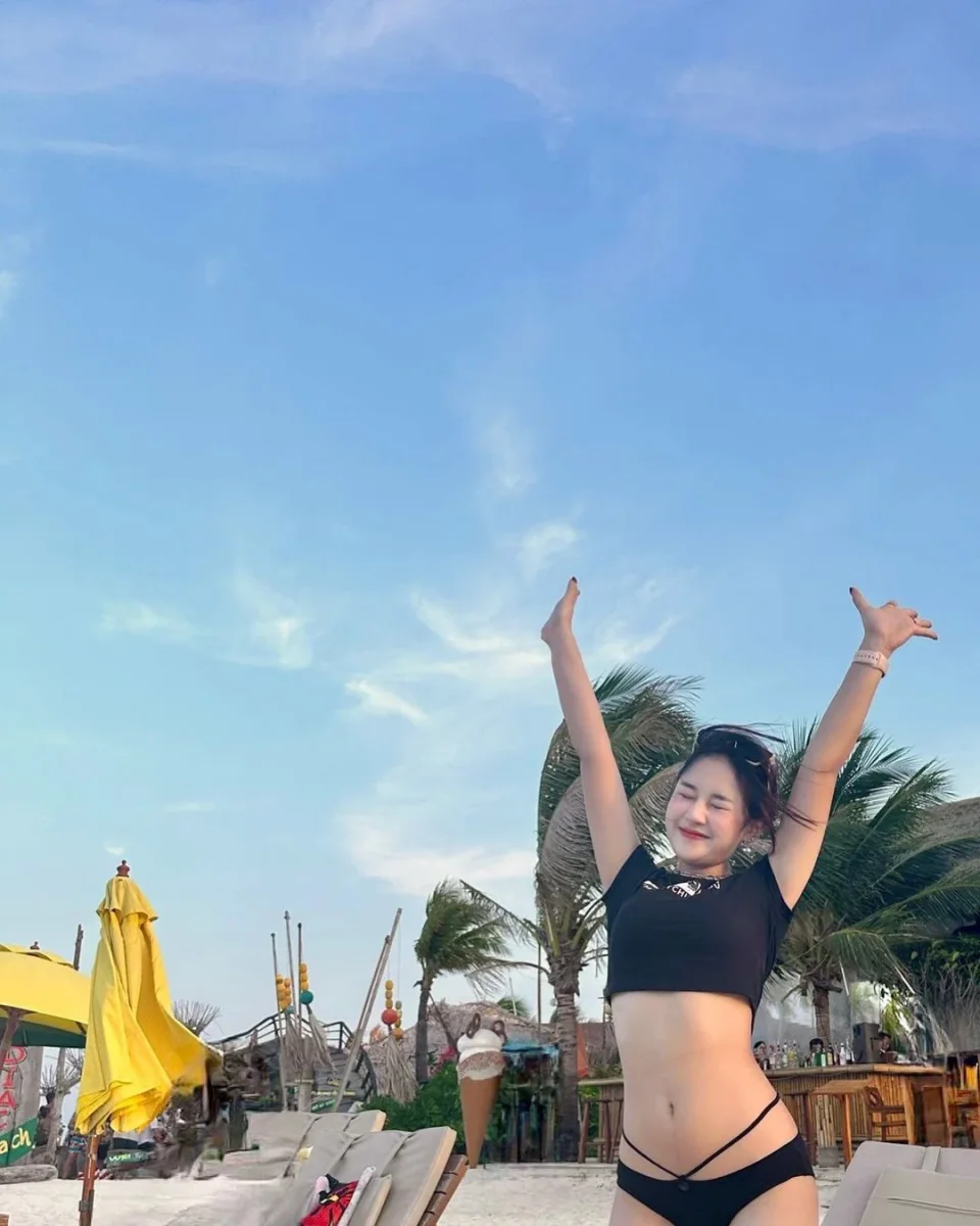 Isabel photo 1 in Dubai: 25 years old, asian, slim, black hair, 163 cm, 50 kg, B bust