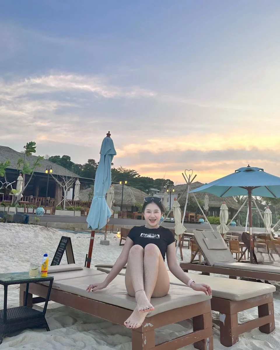 Isabel photo 4 in Dubai: 25 years old, asian, slim, black hair, 163 cm, 50 kg, B bust