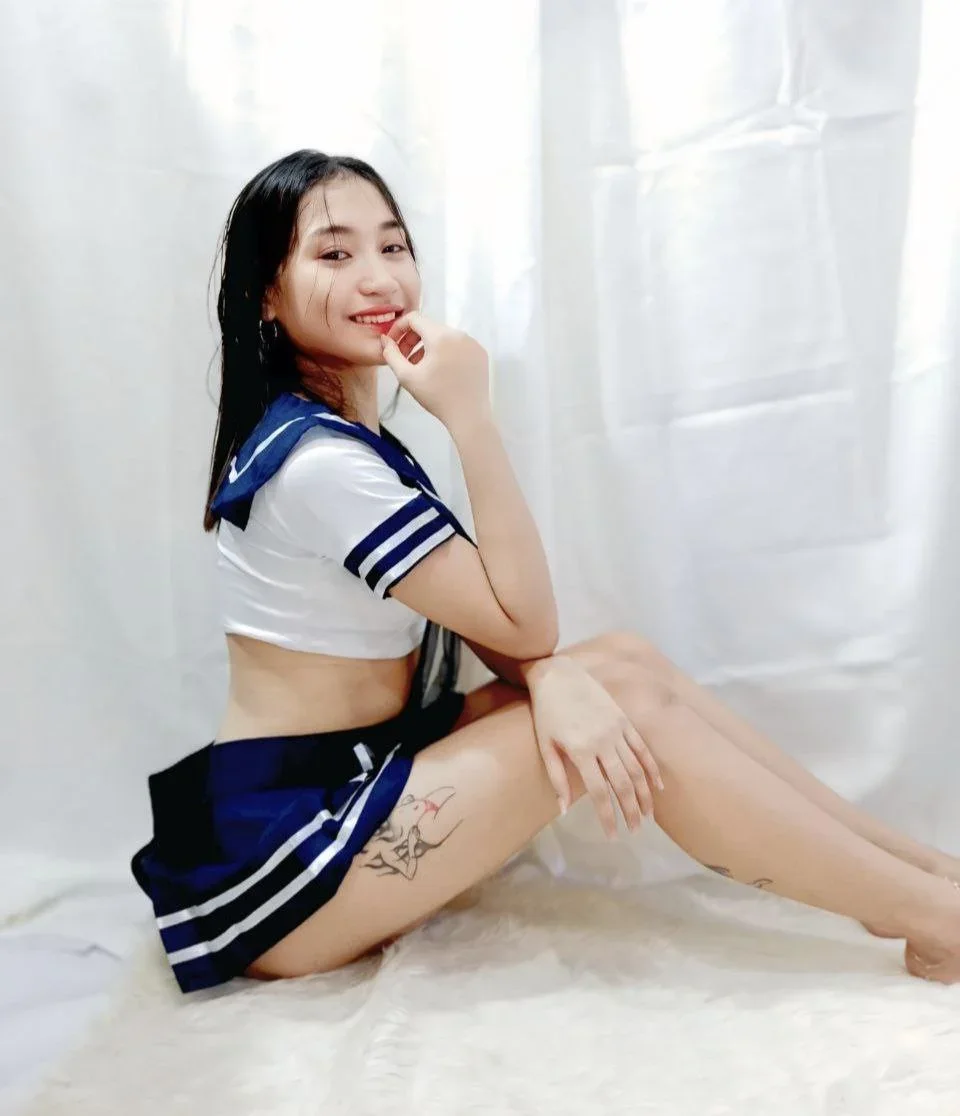Jazmin photo 1 in Dubai: 19 years old, asian, slim, black hair, 156 cm, 45 kg, B bust