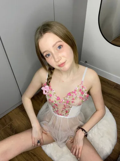 Darlene photo 5 in Sharjah: 19 years old, european, slim, brown hair, 173 cm, 52 kg, A bust