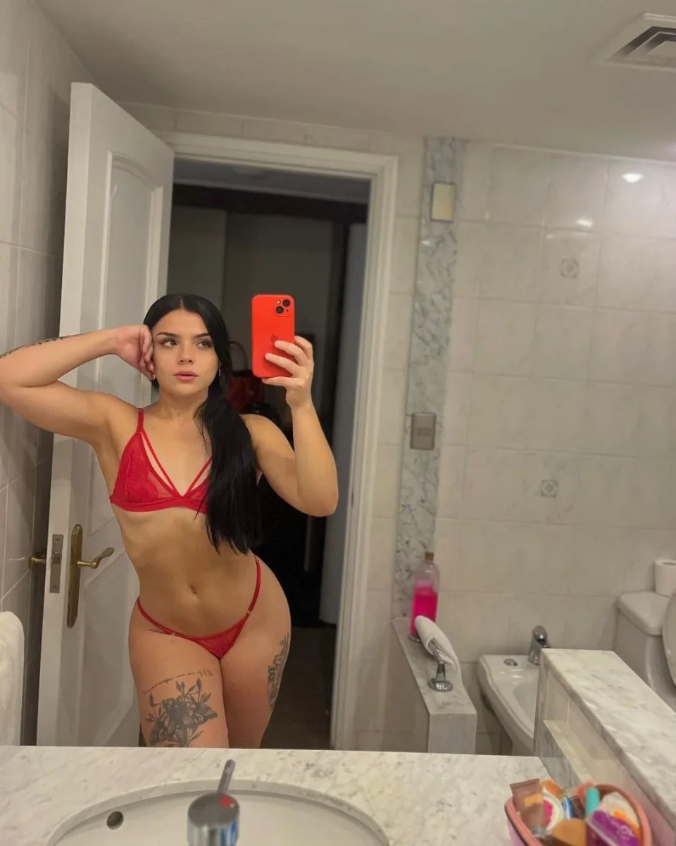 Michaela photo 5 in Abu Dhabi: 25 years old, european, regular, black hair, 167 cm, 53 kg, C bust