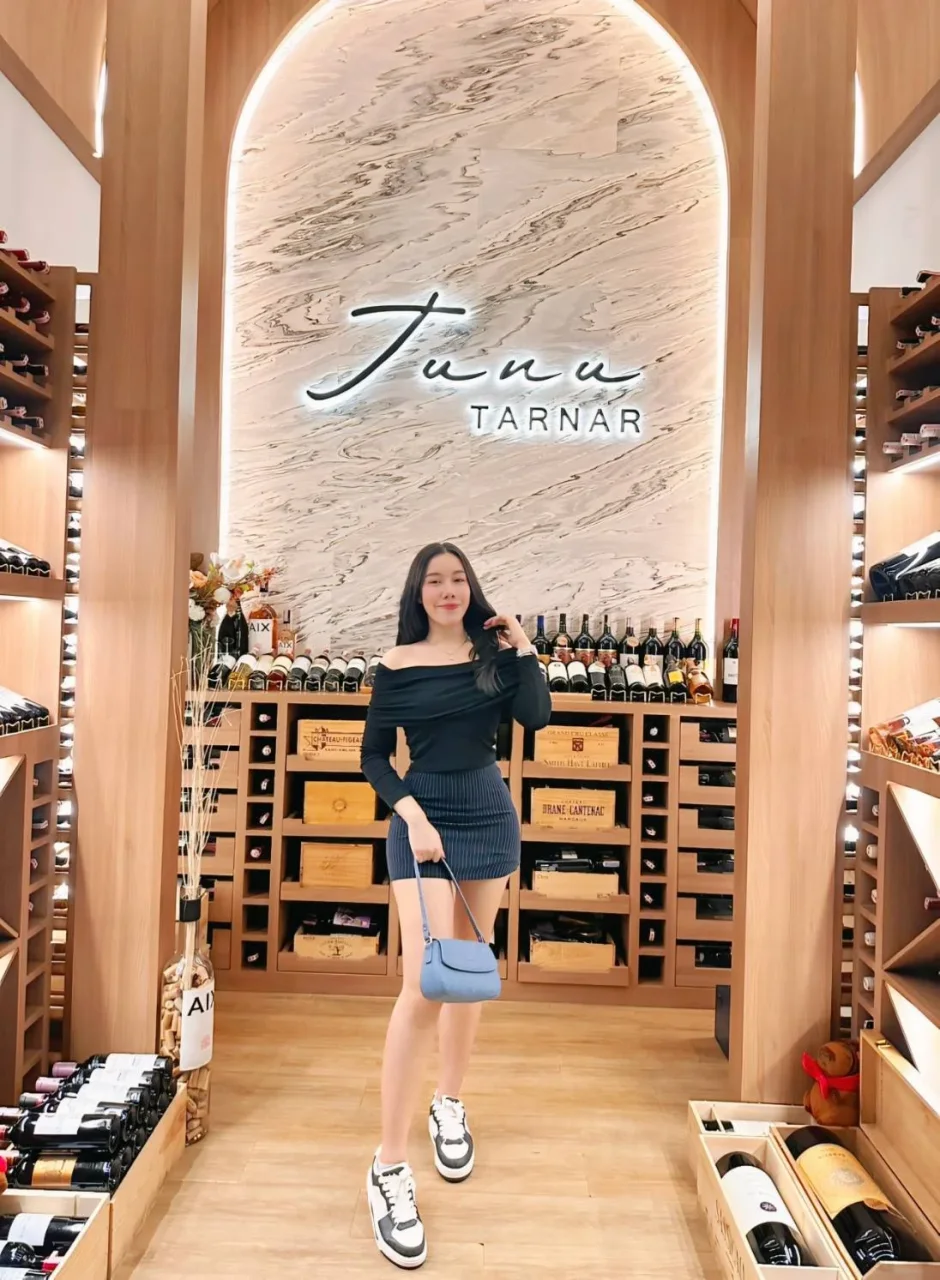 Fiona photo 1 in Dubai: 23 years old, asian, regular, black hair, 158 cm, 53 kg, D bust
