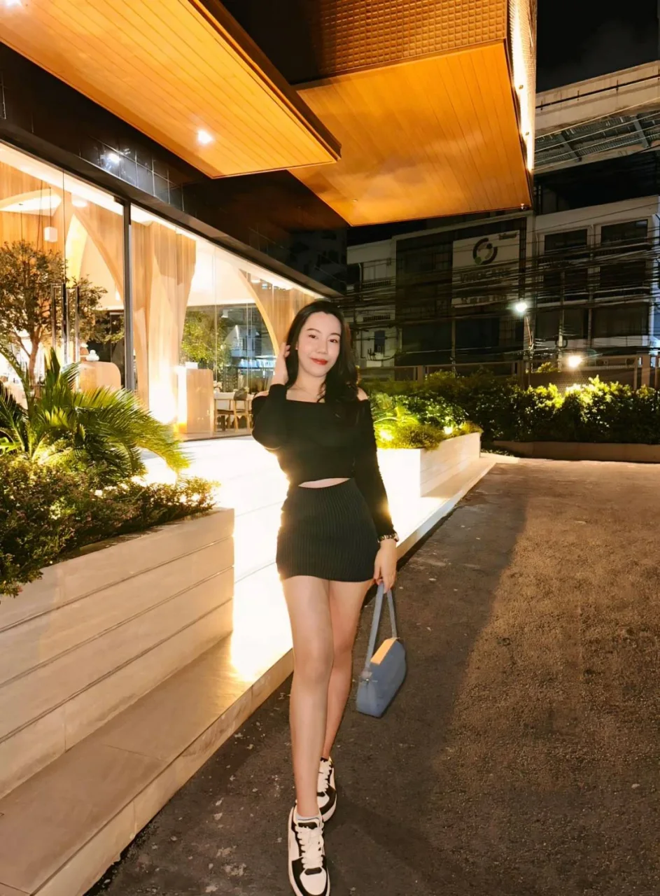 Fiona photo 2 in Dubai: 23 years old, asian, regular, black hair, 158 cm, 53 kg, D bust