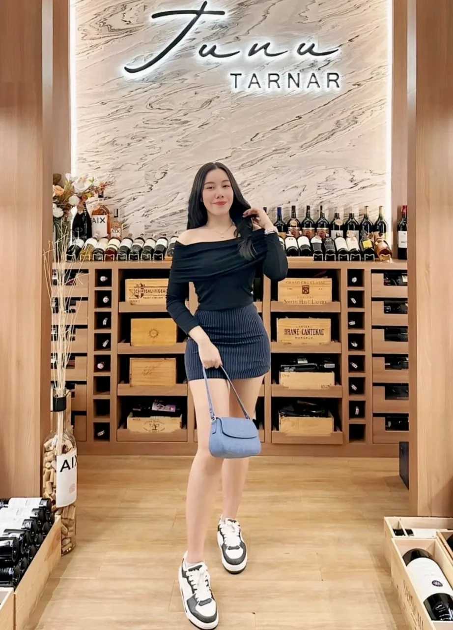 Fiona photo 5 in Dubai: 23 years old, asian, regular, black hair, 158 cm, 53 kg, D bust