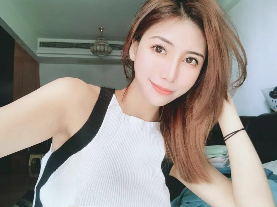 Desiree photo 2 in Dubai: 24 years old, asian, regular, brown hair, 166 cm, 54 kg, C bust