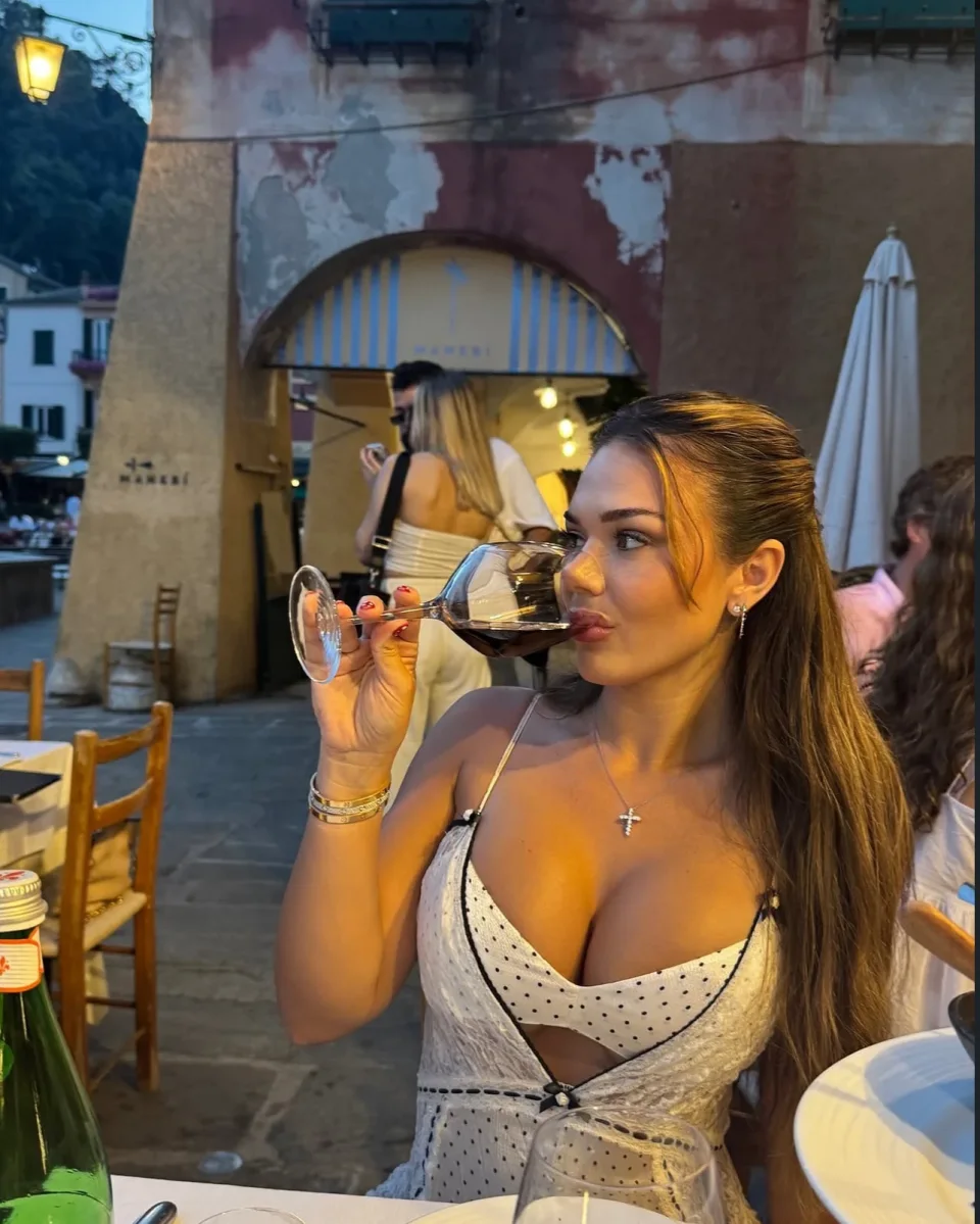 Donna photo 6 in Abu Dhabi: 19 years old, regular, blonde hair, 100 cm, 154 kg, C bust