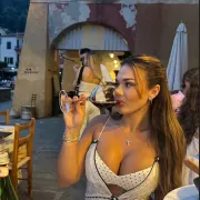 Donna photo 6 in Abu Dhabi: 19 years old, regular, blonde hair, 100 cm, 154 kg, C bust