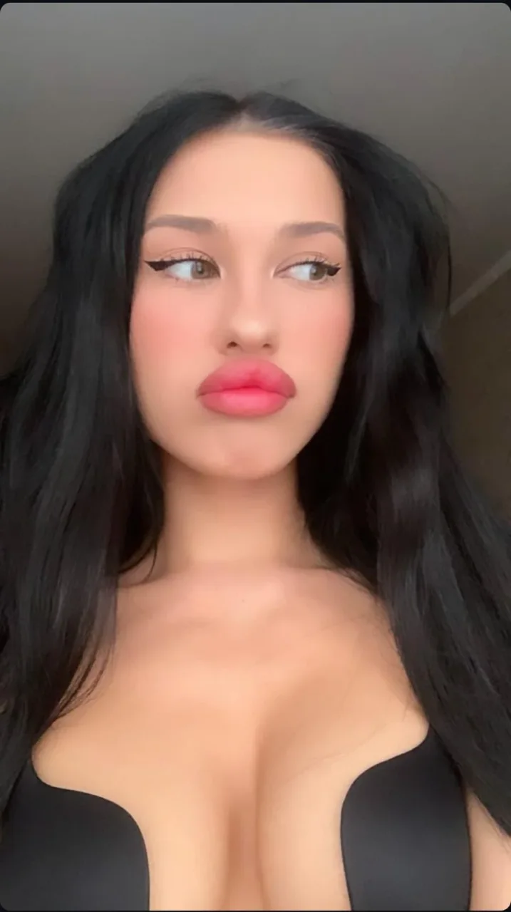 Elva photo 2 in Abu Dhabi: 24 years old, arab, regular, black hair, 169 cm, 65 kg, B bust