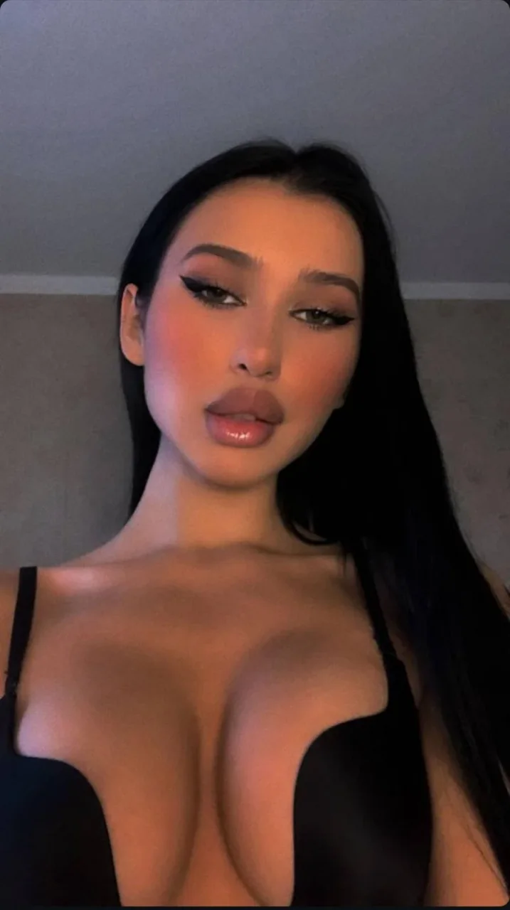 Elva photo 3 in Abu Dhabi: 24 years old, arab, regular, black hair, 169 cm, 65 kg, B bust