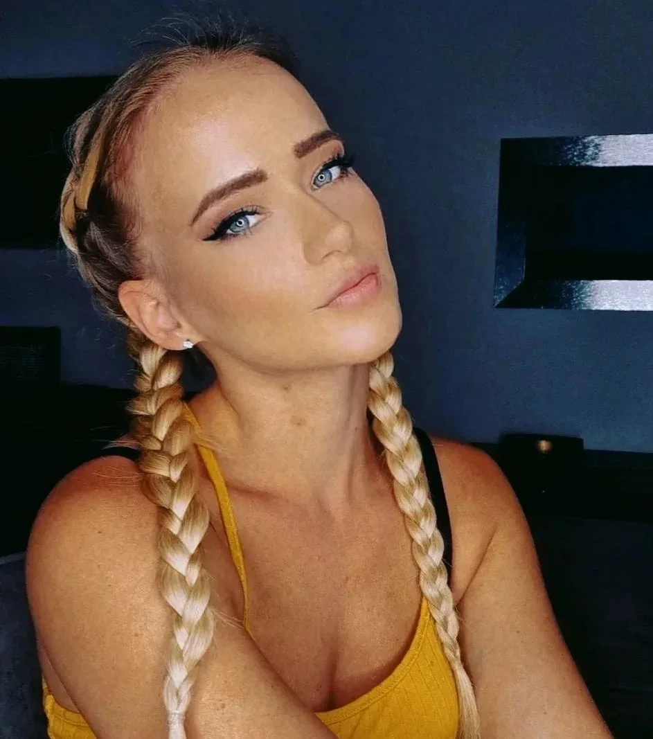 Tess photo 1 in Abu Dhabi: 23 years old, arab, slim, blonde hair, 168 cm, 51 kg, B bust