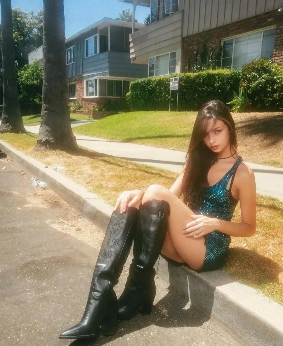 Keara photo 2 in Dubai: 20 years old, european, slim, black hair, 168 cm, 53 kg, B bust