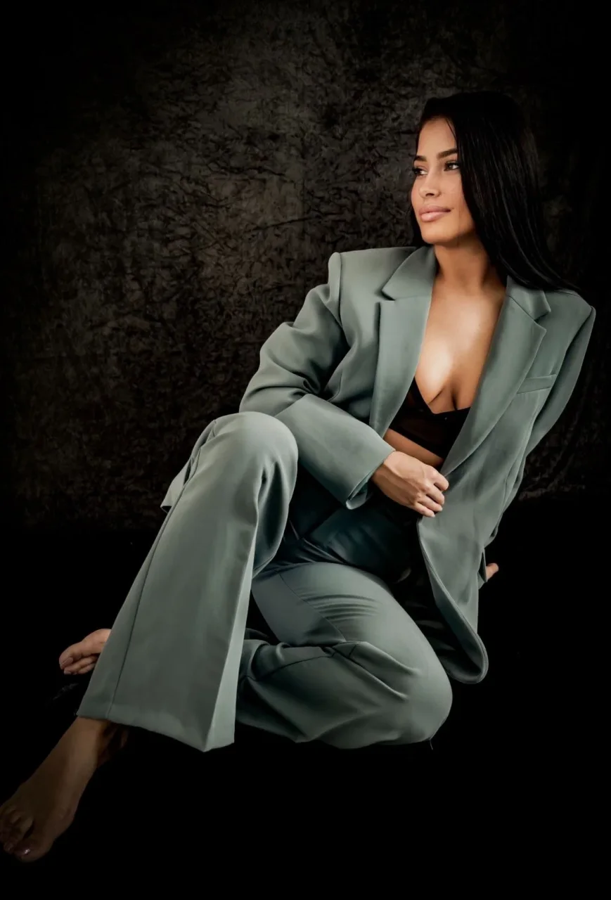 Wendy photo 10 in Al Ain: 26 years old, slim, brown hair, 172 cm, 60 kg, C bust
